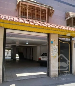 اپارتمان ۱۳۰ متری   سه طبقه طبقه  سوم