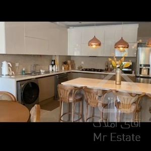 فروش اپارتمان زیر قیمت سالن پرده خور نور و نقشه عالی