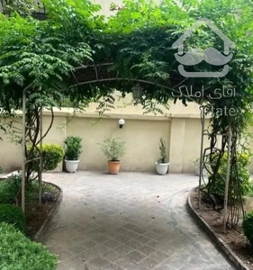 ۱۲۳ متر، ۱۸۰ متر حیاط در اختیار همراه با استخر روباز