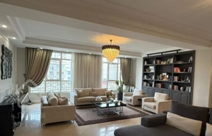 هروی/۱۳۰ متر سه خوابه/ تاپ لوکیشن/۱۰ ساله