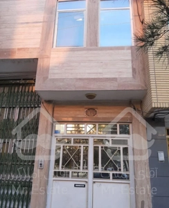 ویلایی ۲ طبقه .۱۶۳ متر . ۱۷ متر تجاری . سند تک برگ