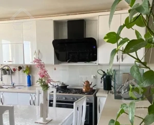 ٩٠ متر طبقه ٧ سالن پرده خور شیک خوش نقشه