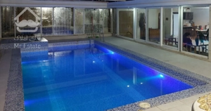 ویلا نوساز با استخر اب گرم سرپوشیده ، داخل شهر