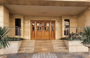 آپارتمان  خوش نقشه و تمیز و نورگیر هست