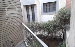 2 خواب بزرگ با کمد دیواری های بزرگ