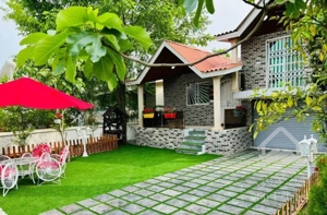 ویلا باغ//سبک کلاسیک(تاپ لوکیشن)ارزنده