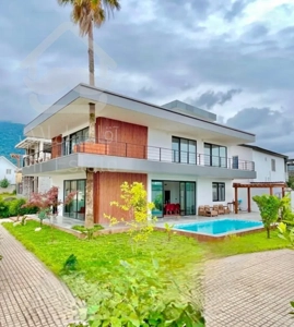 استخری از نور خوشید،قصرجنگلی با ویو دریا