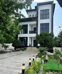 در یک منطقه بکر ویلای شیک بخر