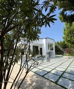 باغ ویلا ۹۰۰ متری با استخر و امکانات