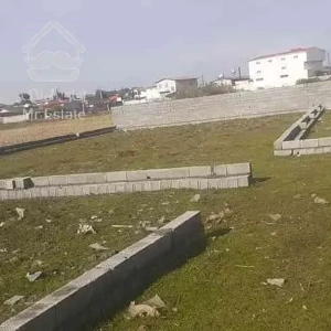 زمین در نزدیکی دریا