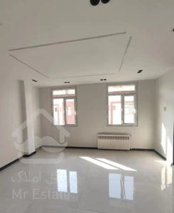 (واحدی شیک و نقلی رو به آفتاب)