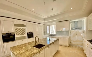 ۱۷۵متر۳خواب کلیدنخورده/طبقه ماقبل آخر/۲پارکینگ