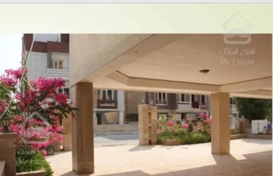 ۸۵ متر / سه خواب / تک واحدی/ ۵۰ متر حیاط در اختیار