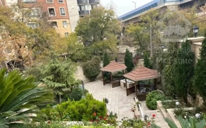 ۱۴۰ متر سه خوابه+۲۵۰ متر حیاط اختصاصی+۱۰۰ قدرالسهم