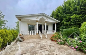 ویلامبله حیاط‌دار دنج سرسبز شهرکی نزدیک جاده اصلی