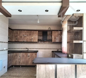 آپارتمان تک‌واحدی دوطرف‌نور ۸۱ خ هشت‌بهشت شرقی