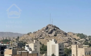 ۹۰ متر / در دوطبقه / حاشیه خیابان اصلی / ویلایی