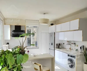 ۷۷ متر/ سالن پرده خور/ صادقیه