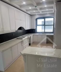215 متر/ 5 سال ساخت / 3 پارکینگ/