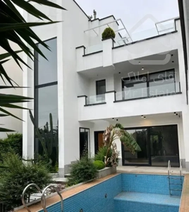 ۳۰۰متر زمین ۳۳۵متربنا ۱۶۰متر روف گاردن مرکزشهر