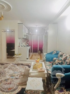 آسانسور دار ساختمان ساکت و آرام