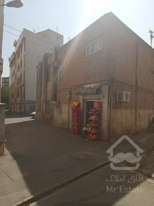 خانه ای حیاط دار با مغازه