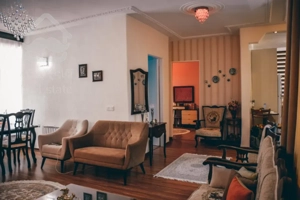 واحد ۱۲۸ متری جنت آباد واحد مشاعات عالی تمیز  سالن یه تیکه پرده خور رو به آفتاب آشپز خانه نور گیره ع