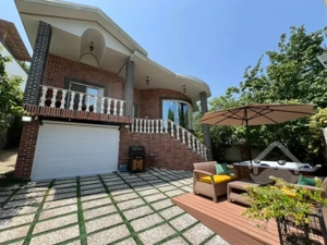 فروش اقساطی ویلا نیم پیلوت ۲۵۰متری مبله در چمستان