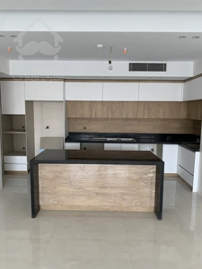 واحدی خاص در نیایش | ساخت حرفه‌ای، موقعیت ممتاز