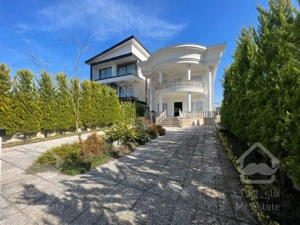 ویلا رومی روف دار