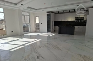 ۱۳۵متری   نبش میدان ۳۵   دو پارکینگ سندی