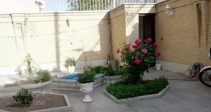 ۱۱۰متر ، فلکه اول صادقیه ،حیاط در اختیار