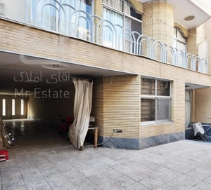منزل ویلایی درب ساخت ۲۵۰متر خ رباط ( ۵ سقف )