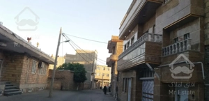 ساختمان دوطبقه راه جدا