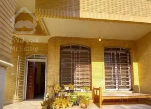 ویلایی خلبانان درب از ساختمان