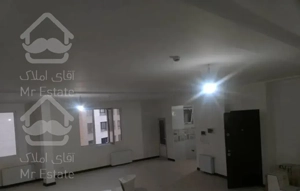 ۱۳۰ متر آپارتمان  نوساز در قلب شریعتی