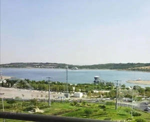 واحد 130 متر ، 3 خواب چسبیده به دریاچه چیتگر