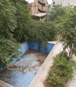 ۸۱۰ متر ویلا کلنگی با جواز شهرک غرب