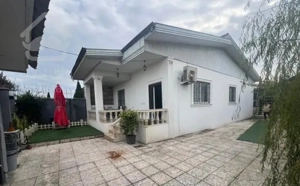 ویلااستخر دار در یکی از بهترین لوکیشن های زیباکنار