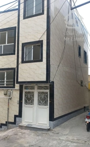 حیاط۳طبقه است ۲طبقه کاملاسرویس است