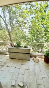 ۲۱۲متر تراس کاربردی رو به باغ. دو پارکینگ