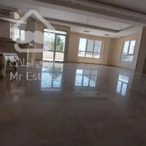 ۱۳۷ متر . ۳ پارکنیگ . ۸ ساله . تک واحدی . جنت جنوب