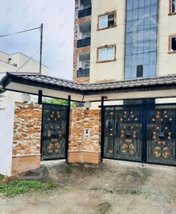 فروش آپارتمان شیک حیاط دار نزدیک خیابان اصلی