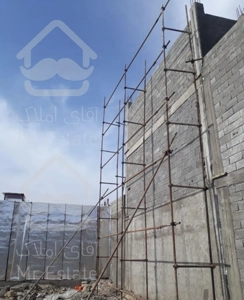 داربست فلزی و بنر تبلیغاتی