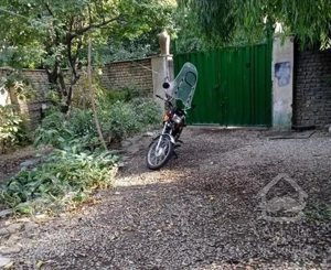 ۳۰۰متر چهار دیواری  دارای باغچه و۵۰متربنا.