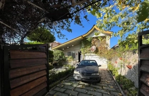 ویلاقدیمی*حیاط دار*سندروی میز تکبرگ ششدانگ ع*اعیان