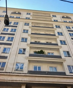 ۸۲ متر  غرق نور نیاز به بازسازی دارد