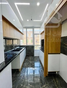 ۱۰۰ متر ۲ خواب فول امکانات  باز سازی شوده  نما تراورتن  نور گیر عالی   سالون پرده خور