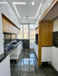 واحد ۹۵ متری پارکینگ انباری آسانسور بالکن،لابیمن ،بدونه پرتی مهندس شوده عالی