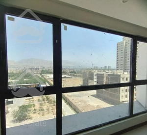 برج نوساز وکلید نخورده نارنجستان/پنجره سرتاسر قدی